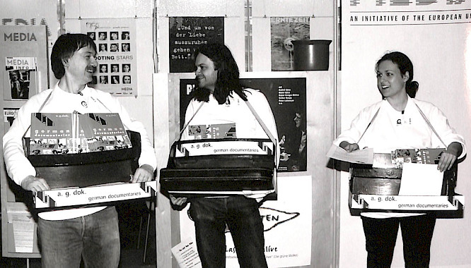 Kreativer Protest bei der Berlinale: AG DOK-Mitglieder mit Bauchl&auml;den im Festivalzentrum ...