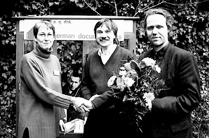 Gerlinde B&ouml;hm und Thomas Frickel begr&uuml;&szlig;en das 400. AG DOK-Mitglied